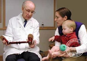Американский ортопед Игнацио Понсети объясняет родителям ребенка, страдающему врожденной косолапостью, что такое брейс