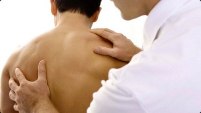 Обследование пациента с заболеванием спины у вертебролога