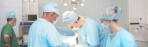 Хирурги-профессионалы выполняют сложную операцию