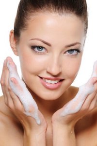 Как правильно очищать кожу лица?