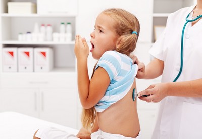 При возникновении сухого кашля у ребенка обязательно обратитесь к врачу
