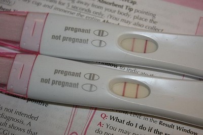 Две полоски на тесте - один из признаков беременности
