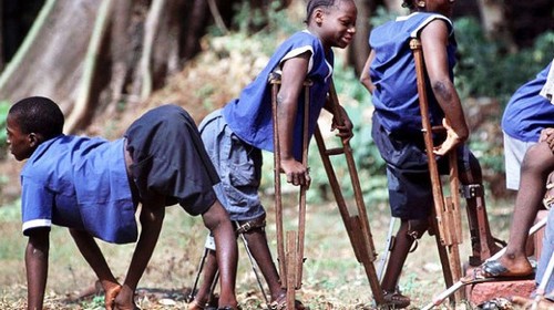 Африканские дети, страдающие от детского вялого паралича