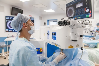 Врач-офтальмолог проводит операцию лазерного кератомилеза