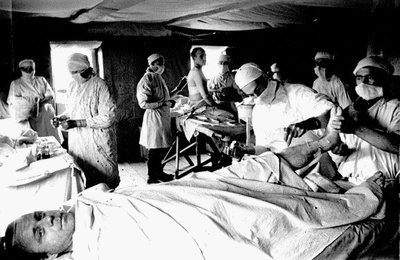 Перевязка раненых в военном госпитале