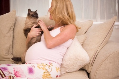 Беременная гладит кошку