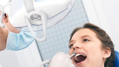 Санация полости рта у взрослых профессиональным стоматологом