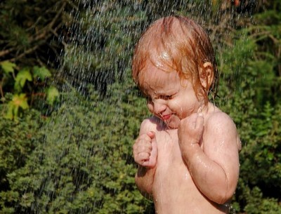 Водное закаливание ребенка под душем